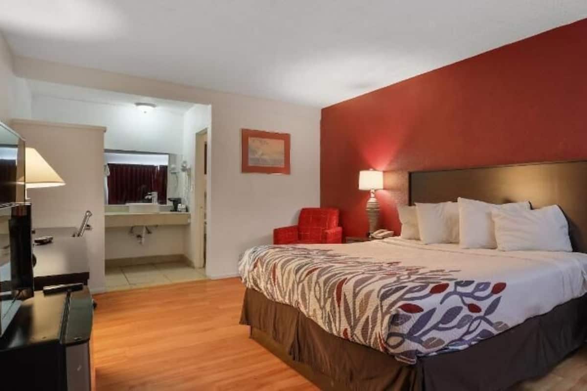 Escritorio, wifi gratis y ropa de cama