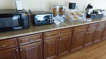 Tägliches inbegriffenes kontinentales Frühstück