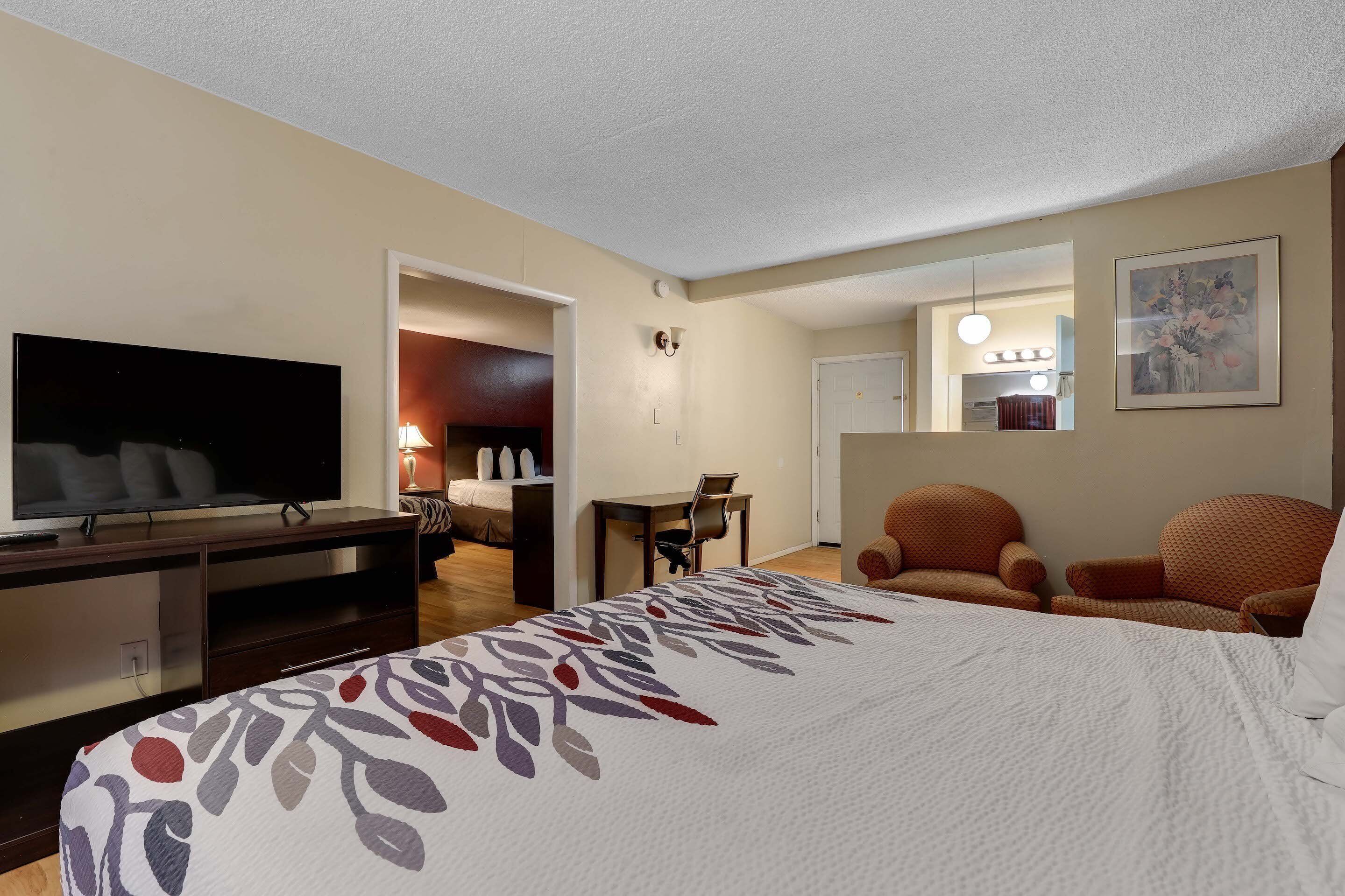 Suite, Bebas Asap Rokok (1 King Bed and 2 Queen Beds) | Meja kerja, Wi-Fi gratis, dan seprai linen