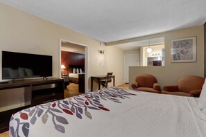 套房, 无烟房 (1 King Bed and 2 Queen Beds) | 办公桌、免费 WiFi、床单