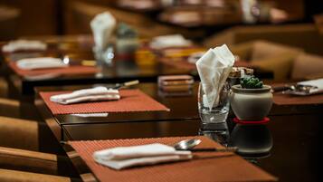 Daily buffet breakfast (CNY 148.00 per person)
