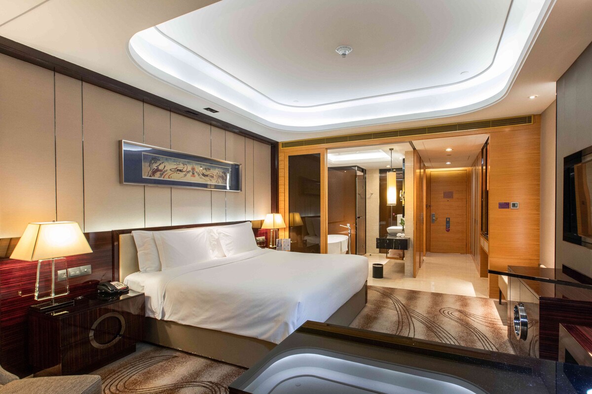 Standard Room, River View (High Floor) | Minibar, desk, laptop workspace, blackout curtains