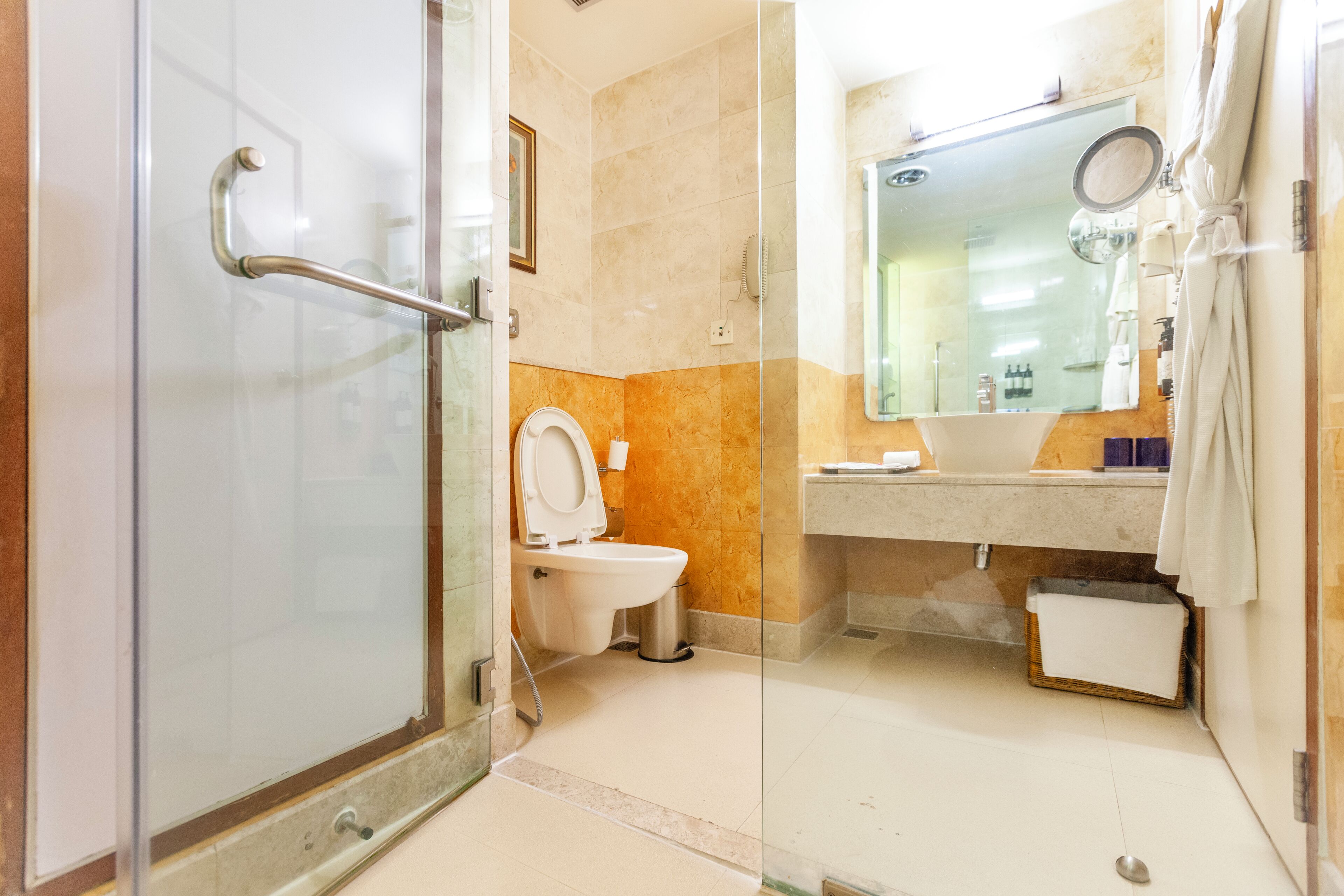 executive suite (executive suite room) | bathroom | shower, rainfall showerhead, free toiletries, hair dryer