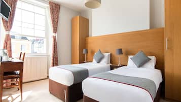 Deluxe driepersoonskamer, meerdere bedden | Luxe beddengoed, Select Comfort-bedden, verduisterende gordijnen
