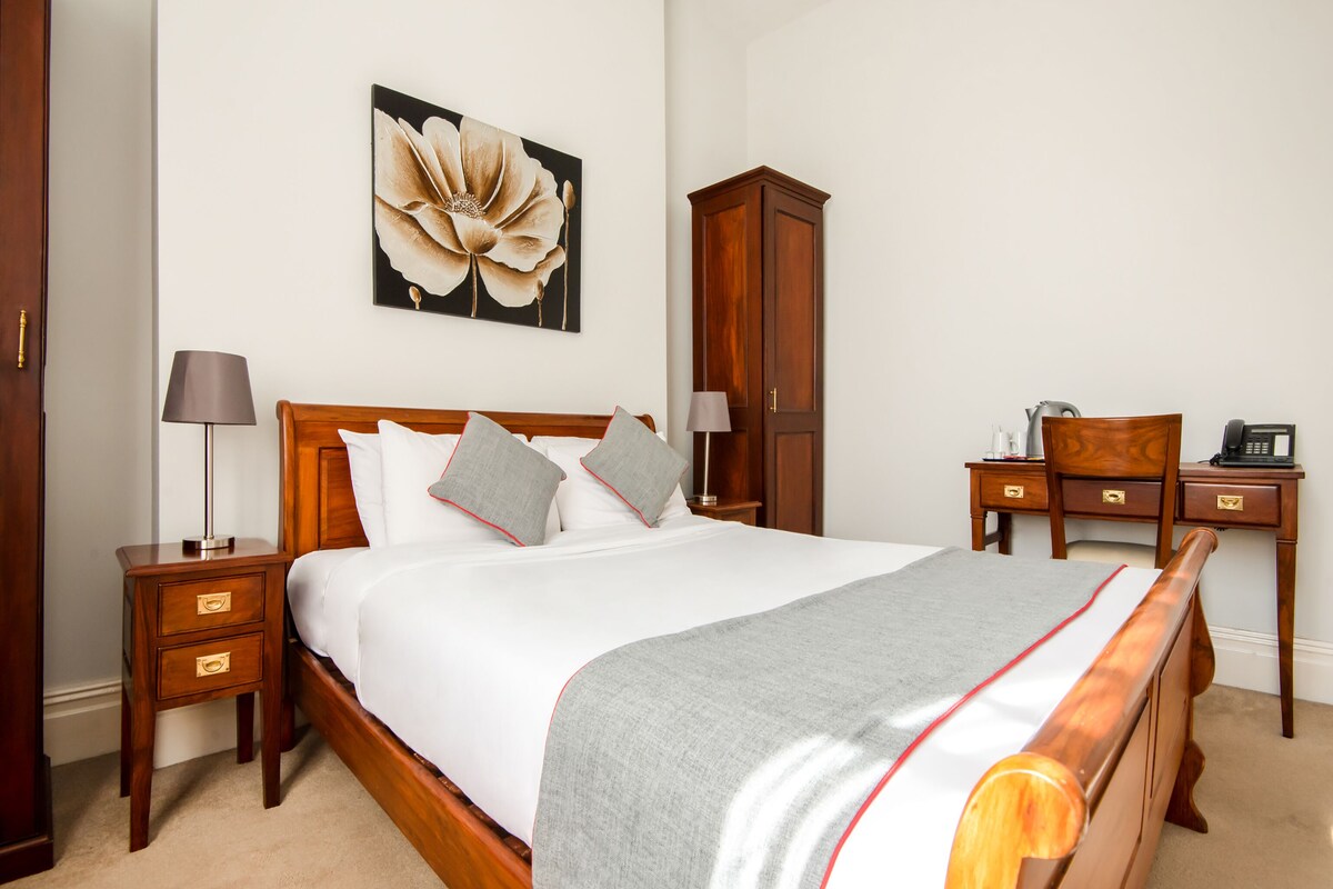 Premium bedding, Select Comfort beds, blackout drapes, WiFi (free)