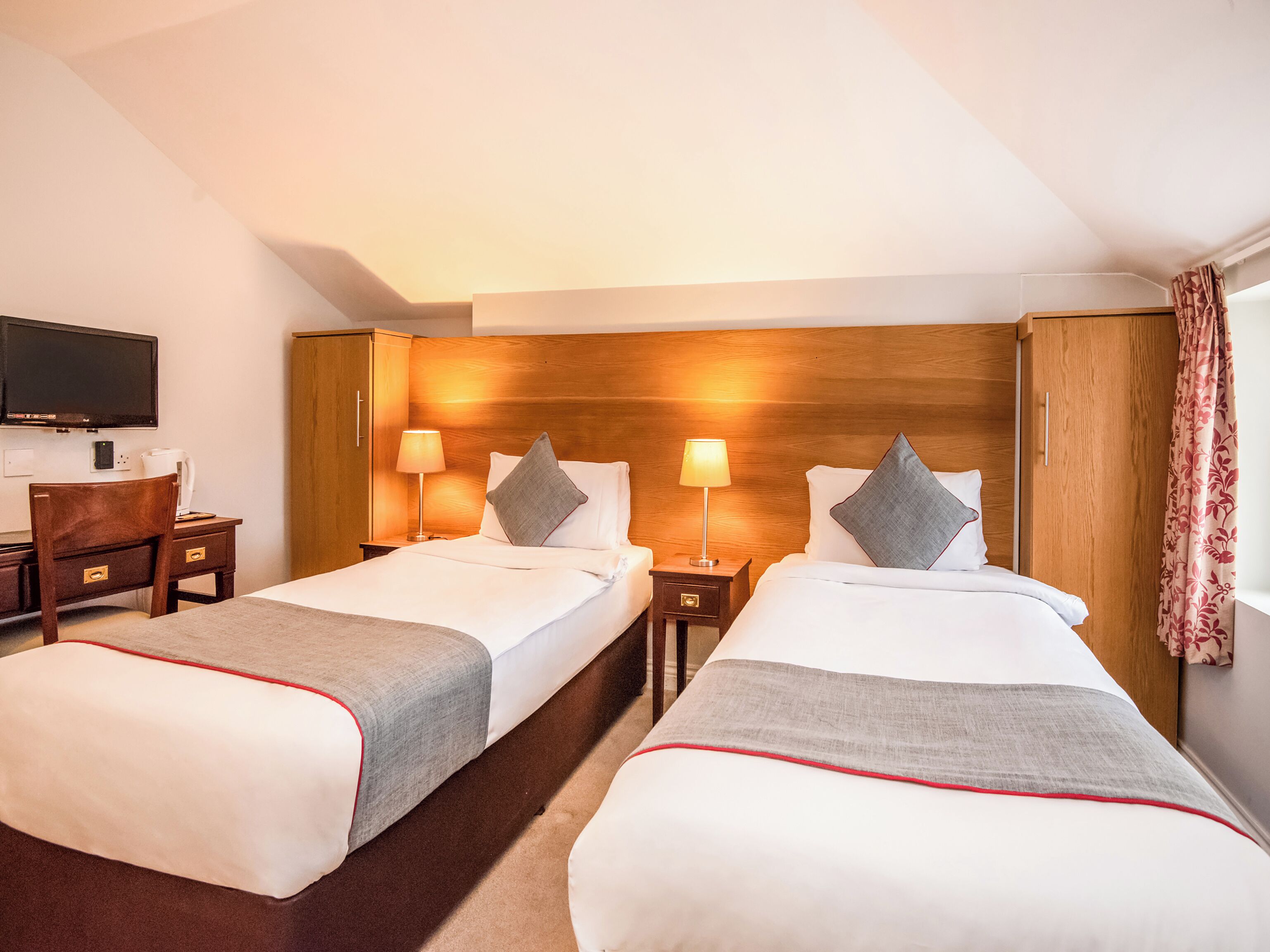 高級寝具、セレクト コンフォート製ベッド、遮光カーテン、WiFi (無料)