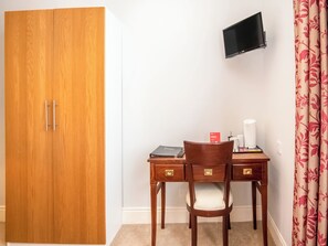 أغطية فراش مت ميزة وأسرّة سليكت كومفورت وستائر تعتيم وواي فاي مجانًا