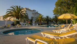 Piscine couverte, piscine extérieure (ouverte en saison)