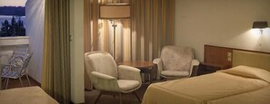 Een kluis op de kamer, een bureau, babybedden, extra bedden