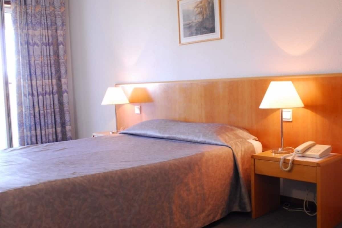 Double Room Single Use | In-room safe, desk, cribs/infant beds, rollaway beds