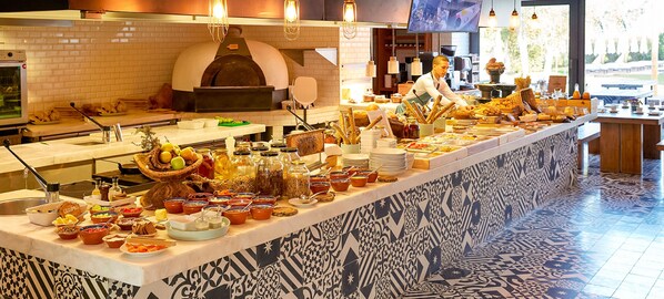 S'hi serveixen esmorzars, dinars i sopars 