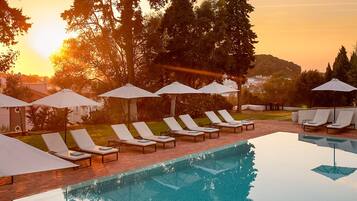 Outdoor pool, pool loungers