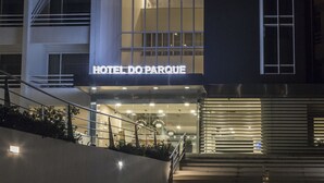 A modern hotel building with a prominent sign reading "HOTEL DO PARQUE". - Hotel Do Parque - Congress & SPA (Sao Pedro do Sul)