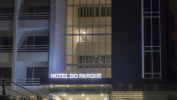 Fachada da propriedade à noite