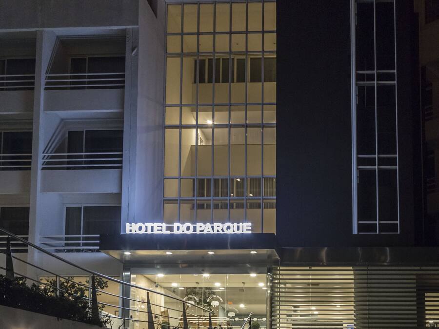 A modern hotel building with a prominent sign reading "HOTEL DO PARQUE".