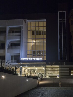 Fachada de la propiedad por la tarde o noche