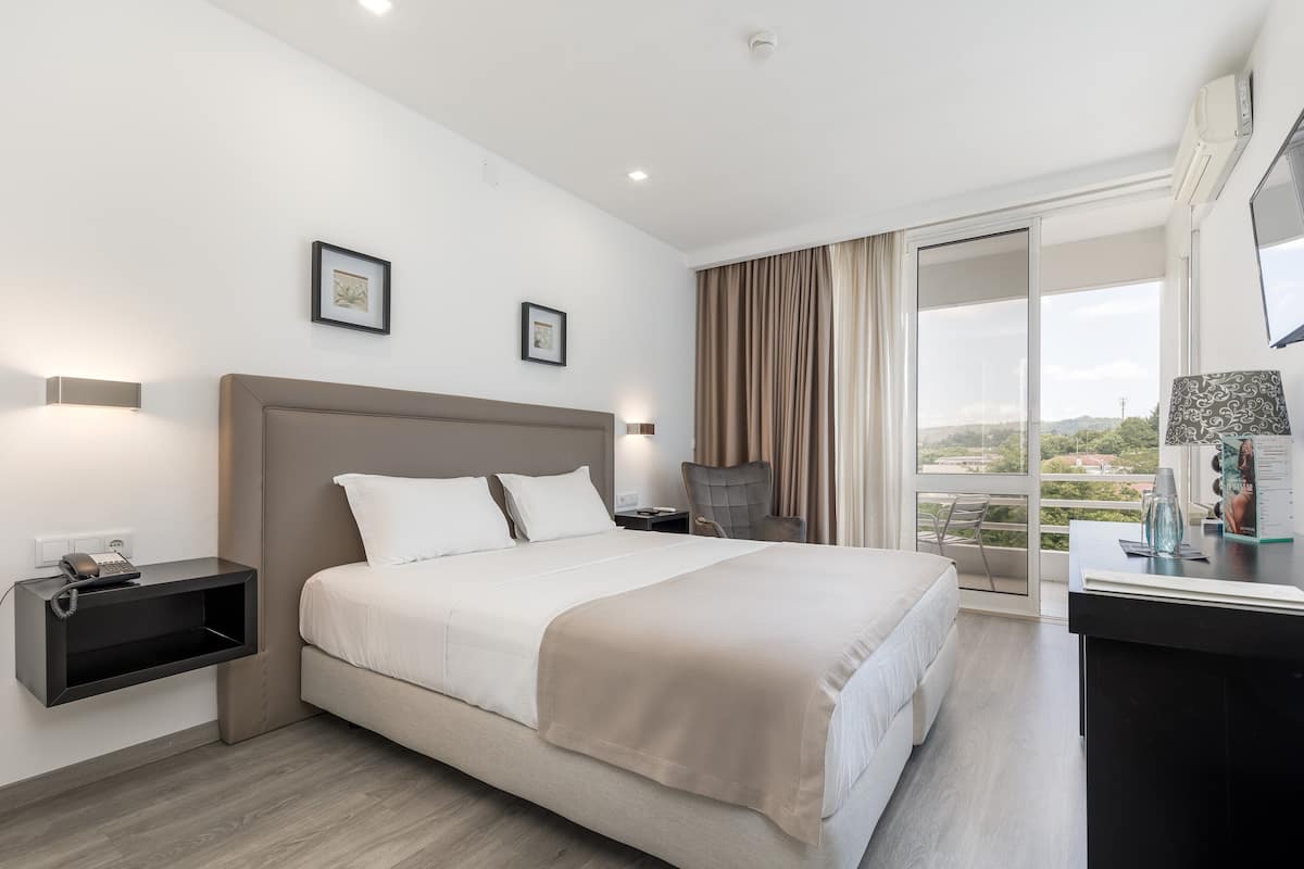Deluxe Double Room | Minibar, desk, blackout drapes, free cribs/infant beds