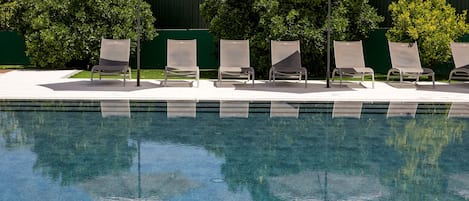 Piscine couverte, chaises longues