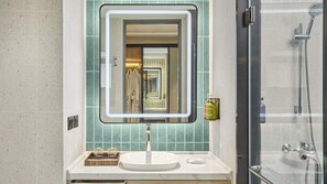 Ilmaiset hygieniatuotteet, hiustenkuivaaja, kylpytakit, bidee