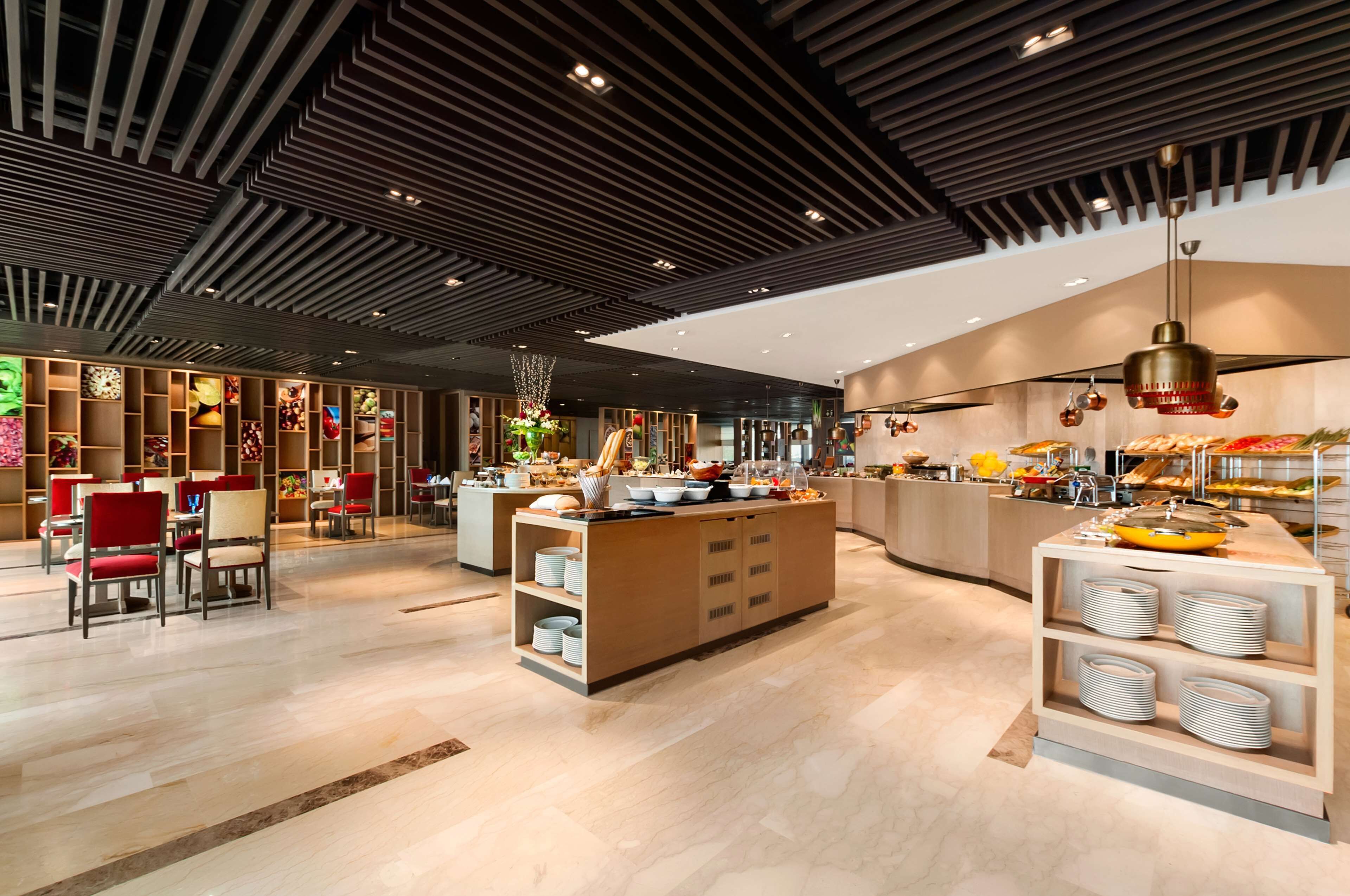 3 间餐厅，供应早餐、午餐和晚餐，国际美食