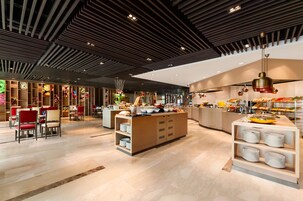 3 restaurants, breakfast, lunch, dinner served; international cuisine 