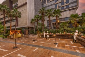 Outdoor banquet area - The Leela Ambience Convention Hotel Delhi  (New Delhi)