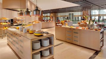 3 restaurants; breakfast, lunch, and dinner served