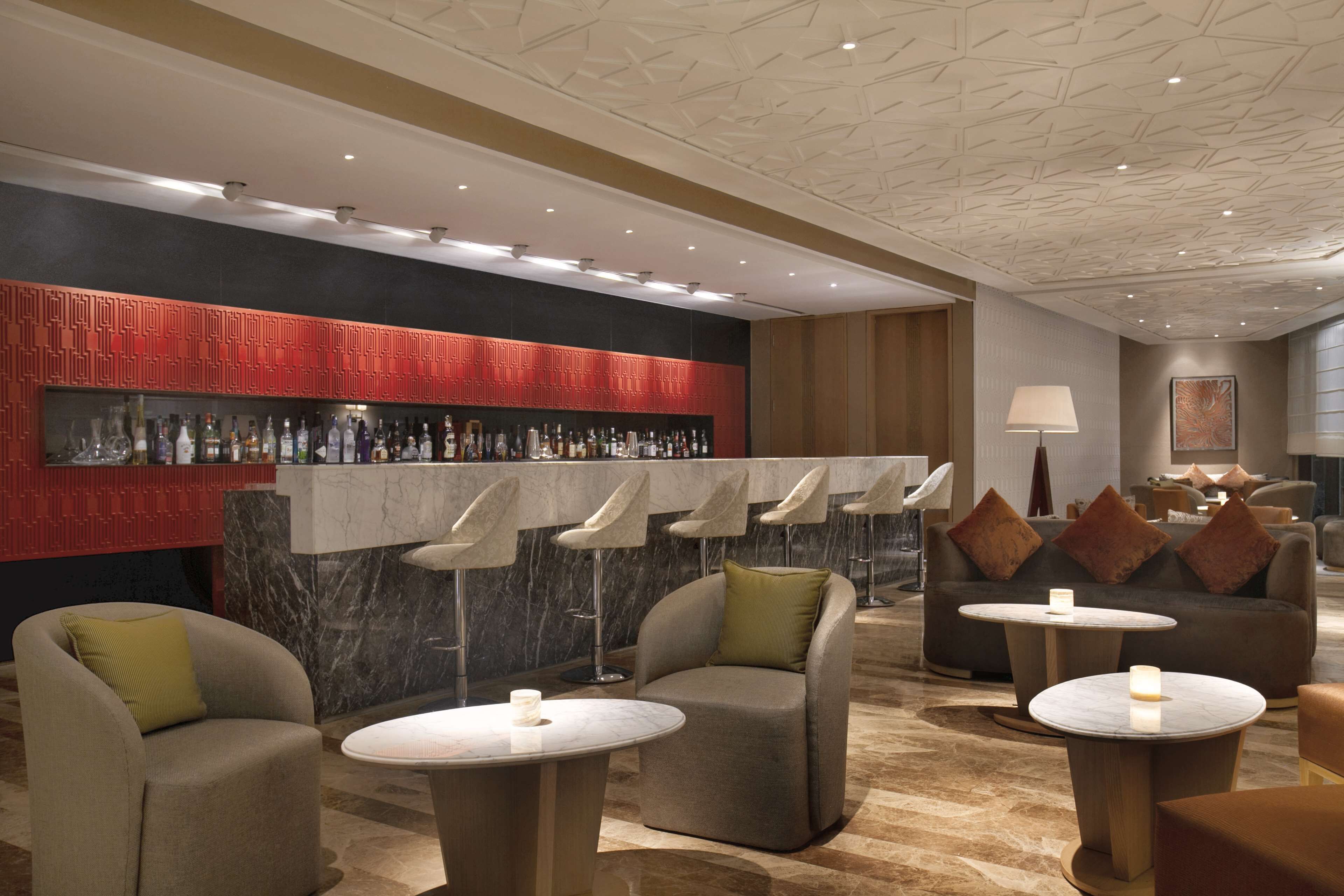 2 bars/lounges, een poolbar