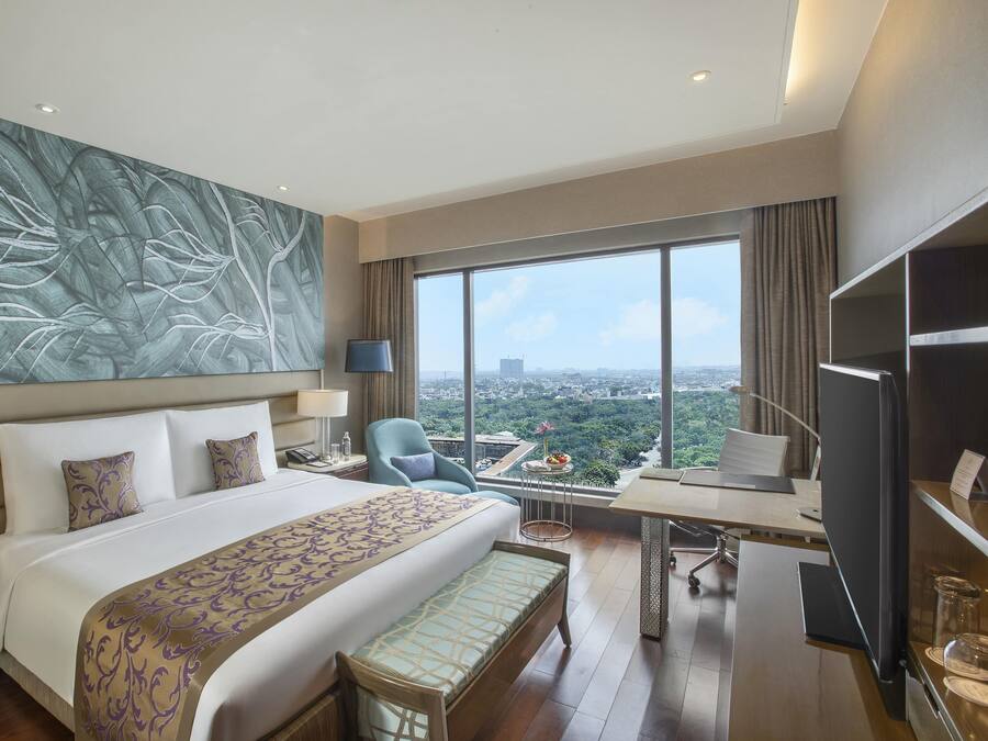 Deluxe Room, 1 King Bed (Premier Room) | 1 bedroom, down duvets, minibar, in-room safe