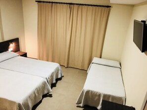 Bedden met traagschuimmatrassen, een kluis op de kamer, een bureau
