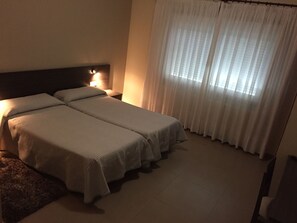 Memory-foam beds, in-room safe, desk, free WiFi - Hotel Susuqui (Sanxenxo)