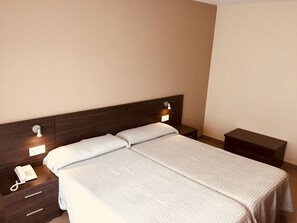 Quarto casal ou duplo | Camas com colchões de espuma com sistema de memória, cofres nos quartos