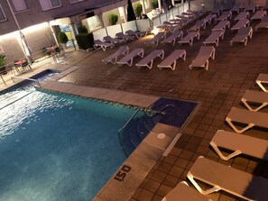 季節性室外泳池；10:30 至 21:00 開放；泳池傘、躺椅