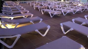 Alberca al aire libre por temporada y sombrillas en la alberca