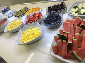 A buffet with various fruits and beverages. - Hotel Susuqui (Sanxenxo)