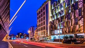 Un edificio moderno con el letrero "BOGOTA 100", que indica un hotel.