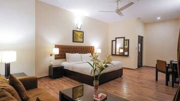 Deluxe Double Room, 1 Double Bed, Private Bathroom | Minibar, desk, blackout drapes, soundproofing