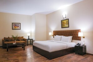 Habitación Deluxe doble, 1 cama doble, baño privado | Minibar, escritorio, cortinas opacas y sistema de insonorización