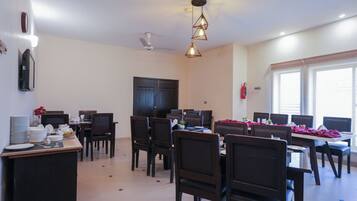 Melayani sarapan dan makan siang dengan sajian masakan internasional