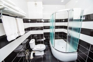 Ducha, artículos de tocador gratuitos, secador de pelo, pantuflas