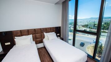 Phòng 2 giường đơn Tiêu chuẩn | Chăn bông, minibar, bàn, màn/rèm cản sáng