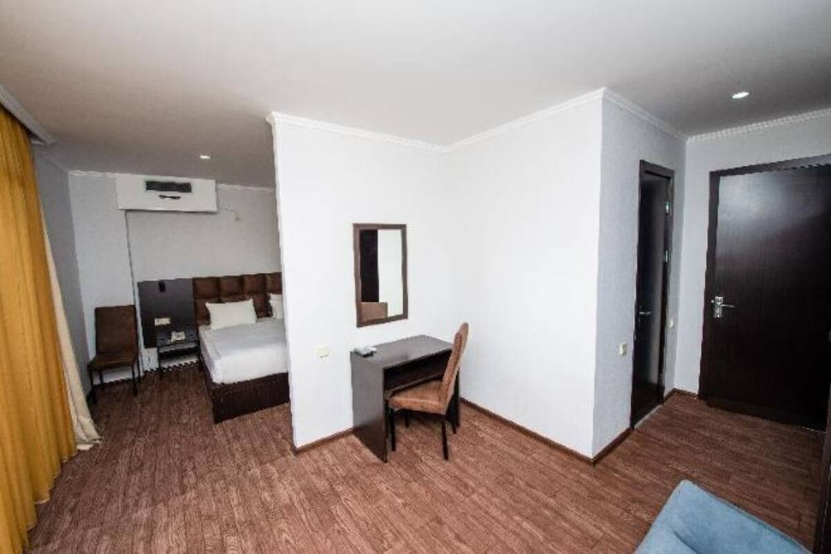 Dundyner, minibar, skrivebord og blendingsgardiner