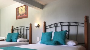Habitació quàdruple estàndard, 2 llits de matrimoni | Escriptori, espai de treball apte per a portàtils i cortines opaques 