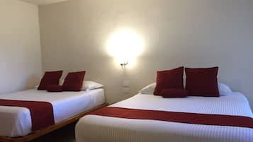 Firemannsrom – standard, 2 queensize-senger | Skrivebord, skrivebord for bærbar PC, blendingsgardiner og sengetøy