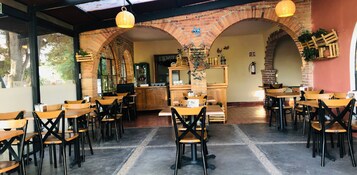 Menyajikan masakan Meksiko