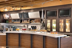Breakfast and dinner served - Courtyard by Marriott Houston NASA/Clear Lake (Houston)