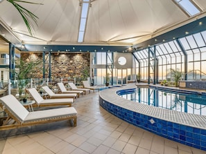 من حمّامات السباحة المغطاة