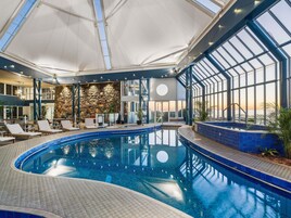 Una piscina cubierta