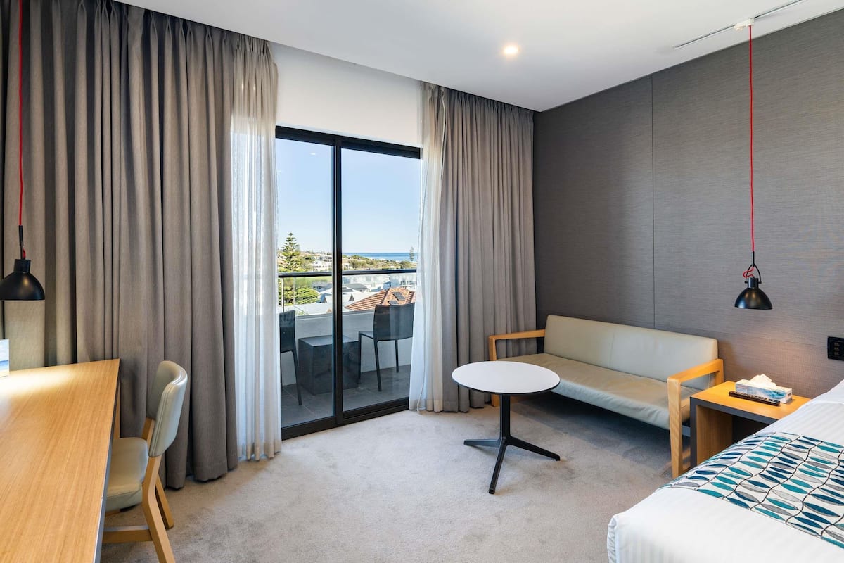 Deluxe Room, 1 King Bed, City View