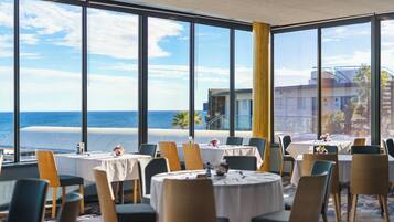 Breakfast, dinner served; local cuisine, ocean views